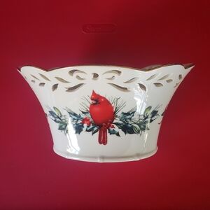 Lenox Winter Greetings Pierced Basket...14 kt GOLD trim.     New in Original Box